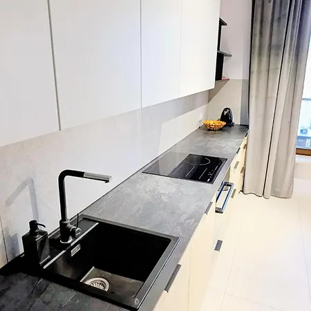 Spacious & Modern 3br-2ba