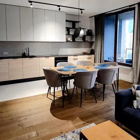 Spacious & Modern 3br-2ba Apartament