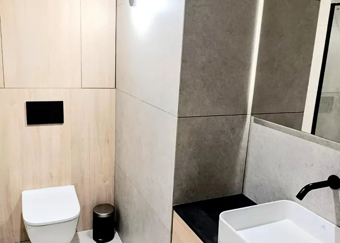 Spacious & Modern 3br-2ba Varsó