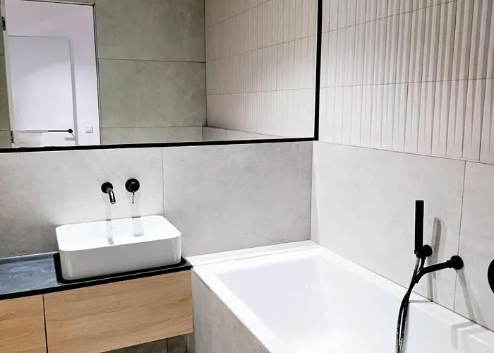 Apartment Spacious & Modern 3br-2ba *